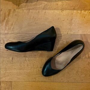 Vionic Antonia Leather Pump Wedges Croc Black